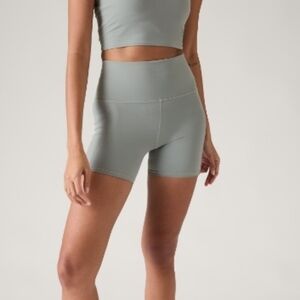 Athleta Salutation Stash 5" Shorts